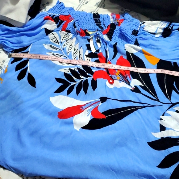 🎉 5 for $25 🎉 Floral off shoulder top - Picture 2 of 3